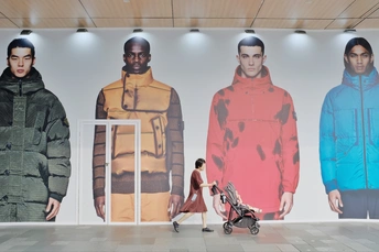 模特在秋冬季时装秀上走秀