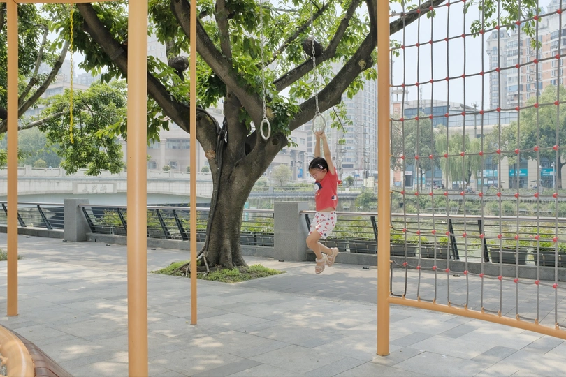 一个小孩在公园里荡秋千