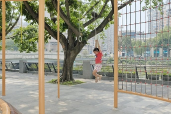 一个小孩在公园里荡秋千