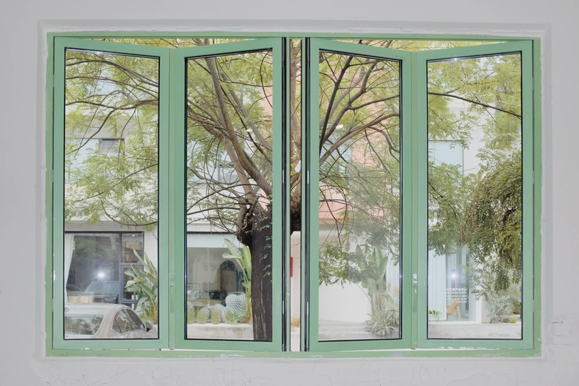 树在外面的窗口