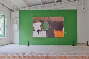 一幅大型画作挂在绿墙的房间里