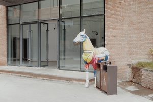 一座建筑外面的马雕像