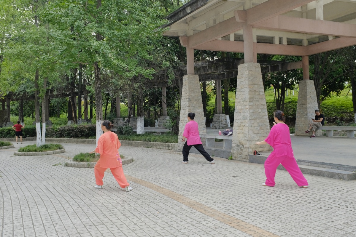 人们穿着粉色在公园里散步