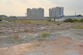 一个有很多垃圾和建筑物背景的工业区