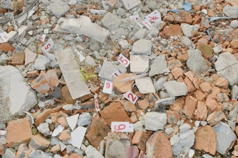 碎红白岩石和碎石堆