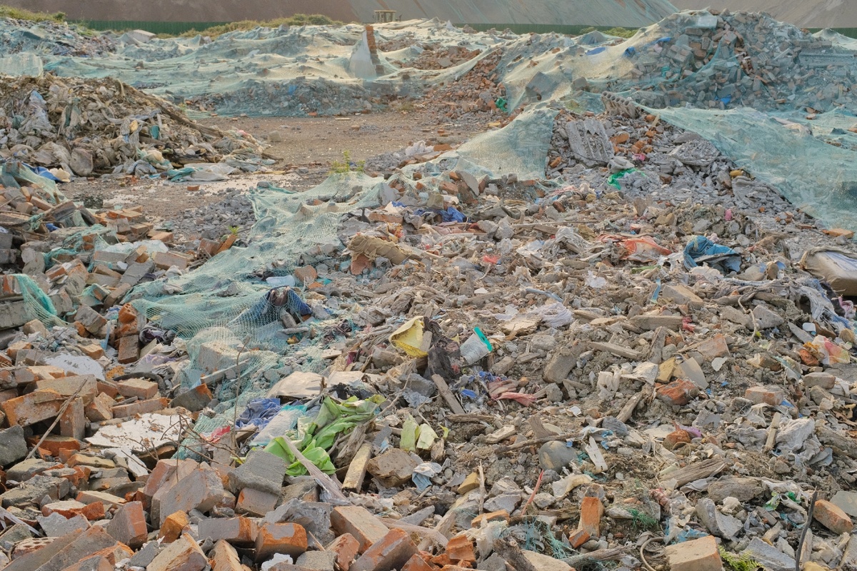 大量的垃圾和碎片在海洋中