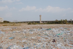 一个被塑料瓶和其他垃圾覆盖的海滩