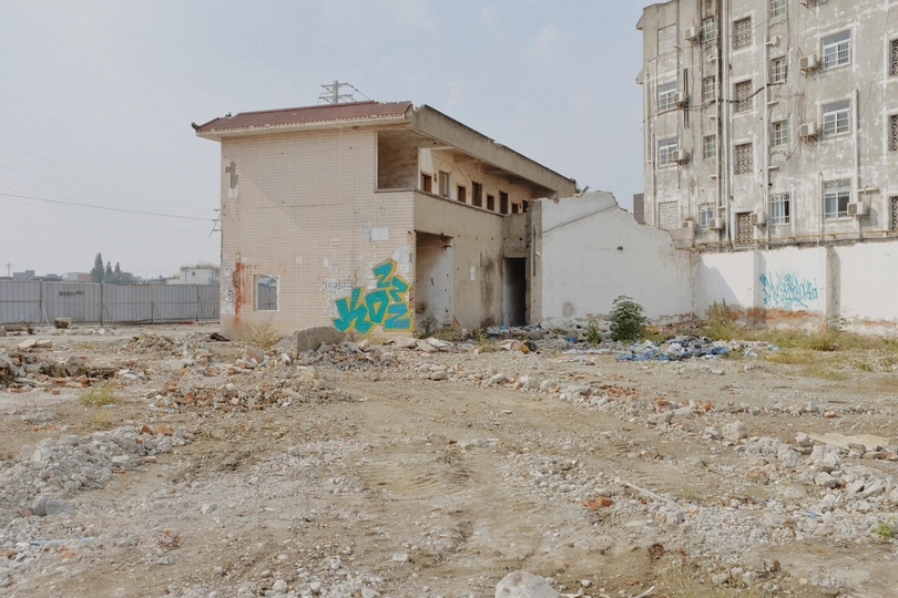 带有涂鸦的废弃工厂