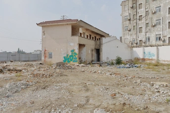 带有涂鸦的废弃工厂