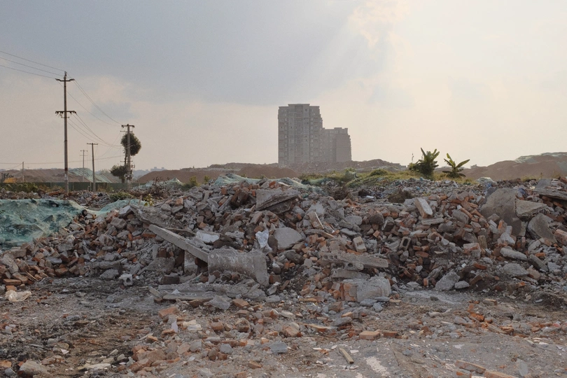 瓦砾堆和垃圾 背景中有一栋建筑