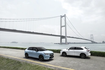 背景中有一座桥 一辆SUV和一辆汽车在公路上。