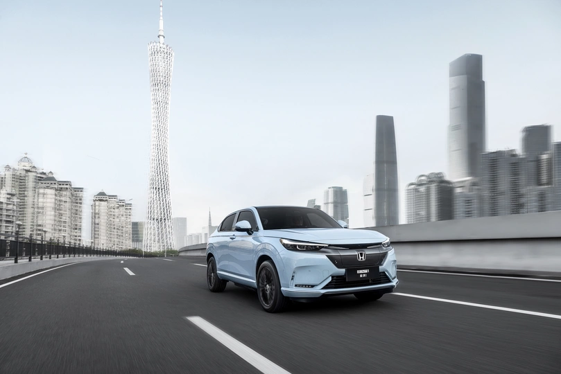 高速公路上行驶的SUV 背景是一个城市