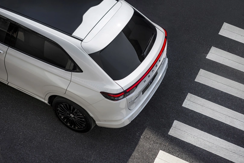 白色汽车穿过人行横道的公路