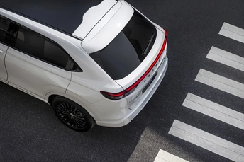 白色汽车穿过人行横道的公路