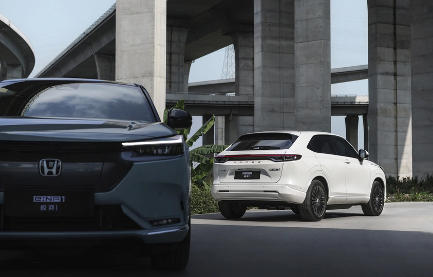 一辆白色汽车在高速公路上行驶在桥下