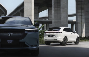 一辆白色汽车在高速公路上行驶在桥下