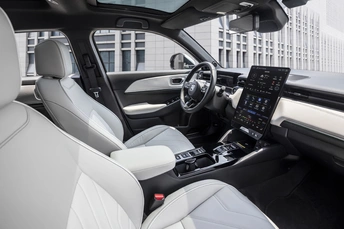 带有仪表板的车辆的驾驶员座位