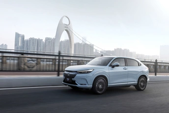 一辆行驶在有桥背景的道路上的汽车