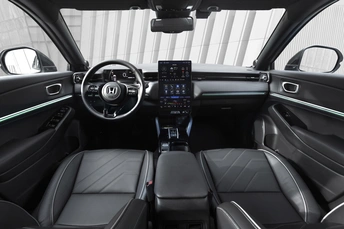 有很多座位的汽车内部