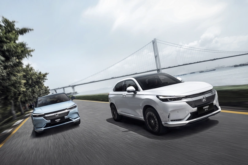 一辆行驶在有桥背景的道路上的汽车