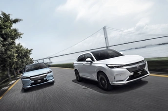 一辆行驶在有桥背景的道路上的汽车