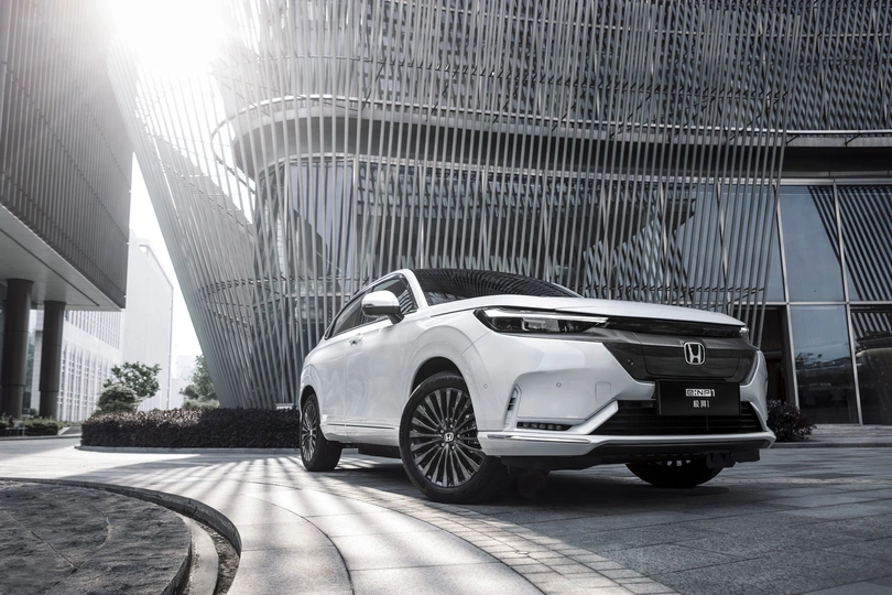 停在建筑物前面的白色本田思域