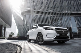 停在建筑物前面的白色本田思域