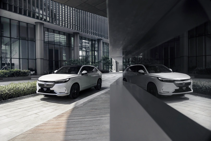 停在建筑物前面的汽车照片