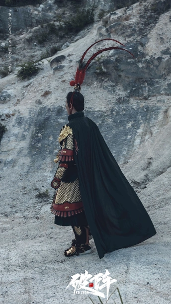 一个披着斗篷的女人沿着山边走