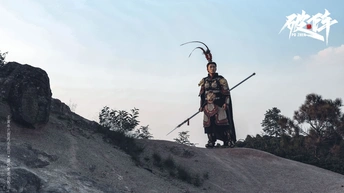 站在山顶上的人拿着矛