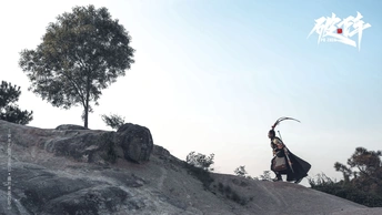 一个人在山顶 背景中有树