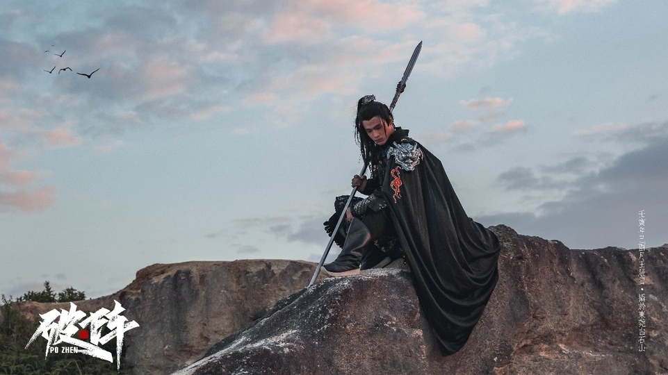 一个人站在一块石头上持有一把剑