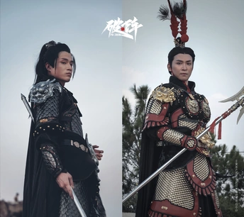 穿著盔甲的人带着劍