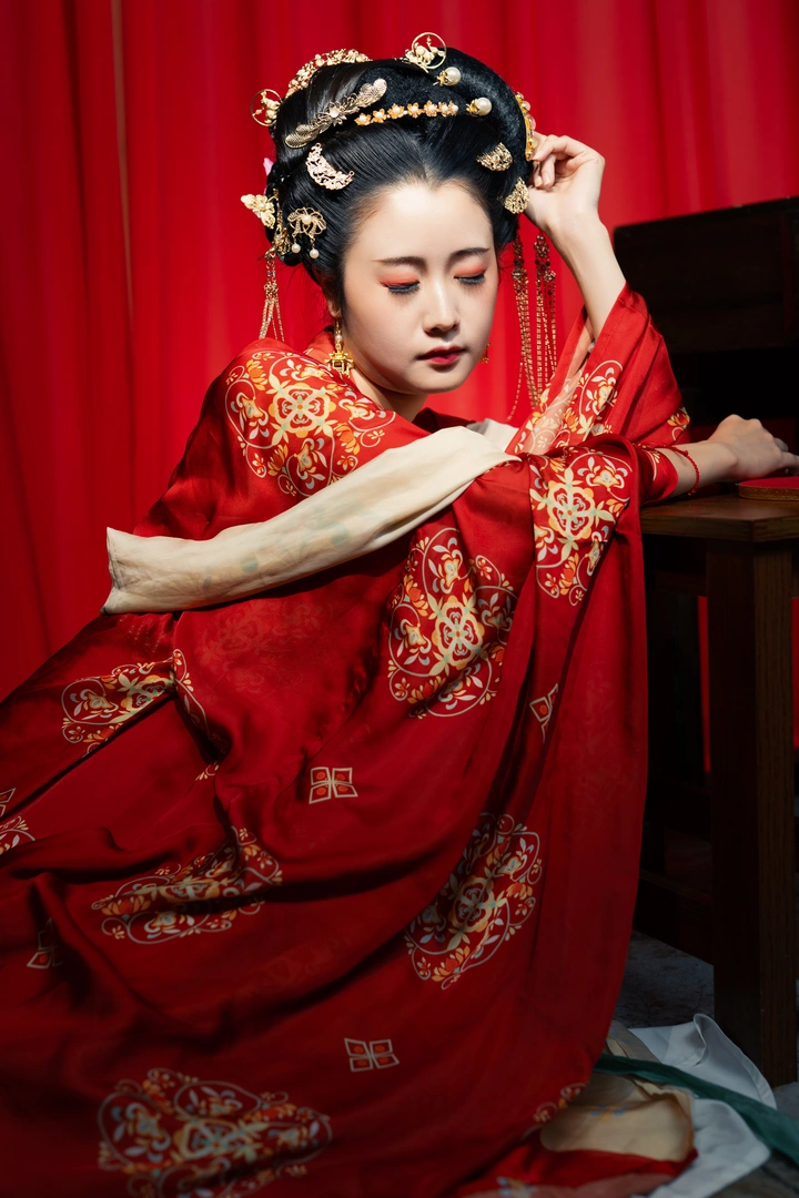 唐朝风，中国红