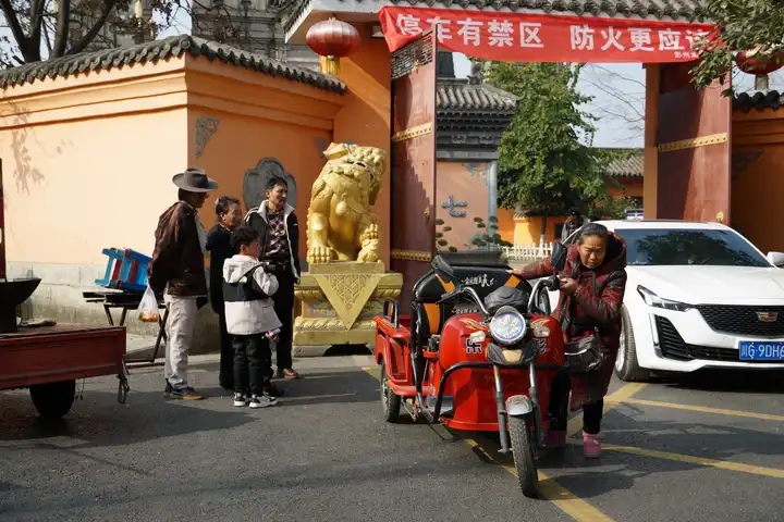 龙兴寺外的摊贩