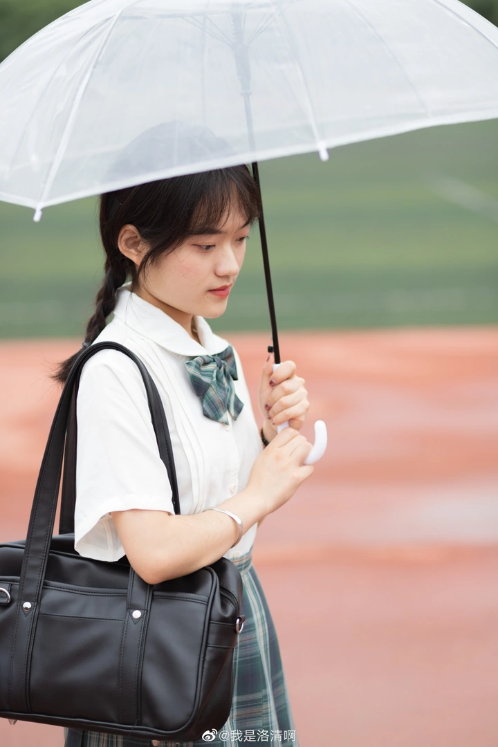 雨后打伞照片