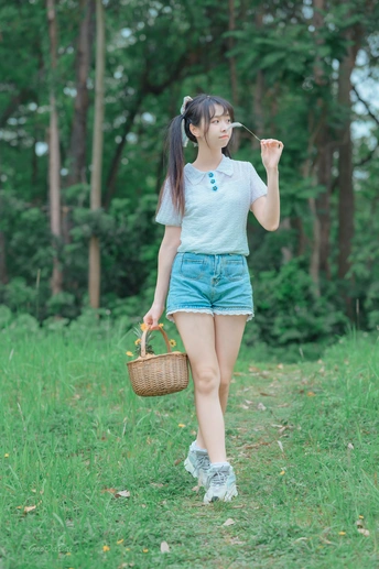 提着篮子穿过田野或森林的年轻女子