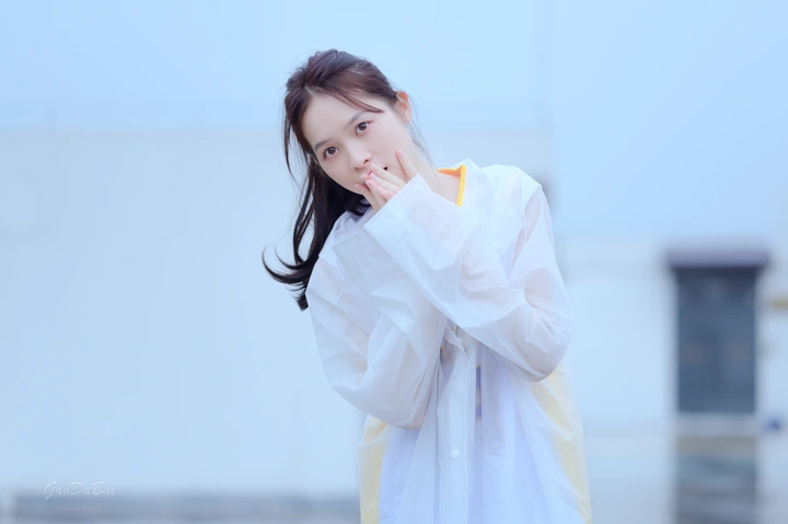 雨天运动少女