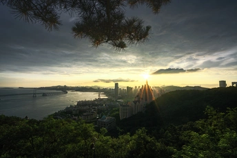 太阳落山俯瞰着水面 俯瞰着一座城市