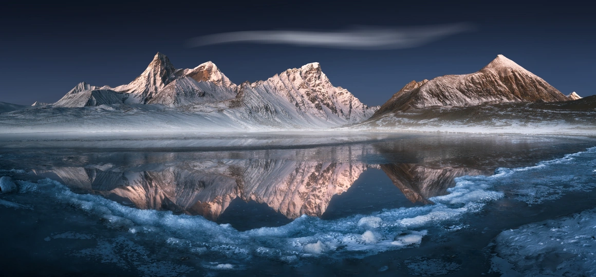 冰封湖面 天空中群山环抱