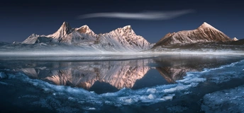 冰封湖面 天空中群山环抱