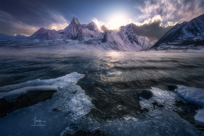 冰封的湖 背景是冰山