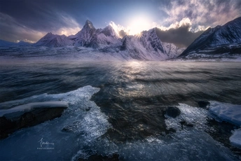 冰封的湖 背景是冰山