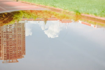 水面上的建筑与天空的倒影