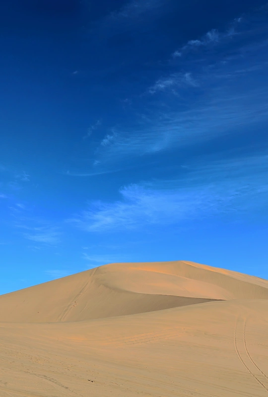 沙漠中 蓝天下的沙丘