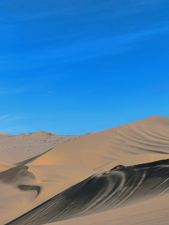 沙漠中的沙丘在蓝天下