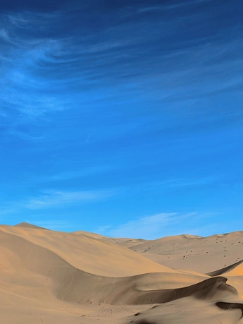 沙漠中的沙丘在蓝天下