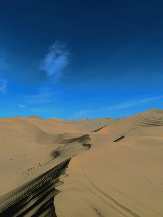 沙漠中的沙丘在蓝天下