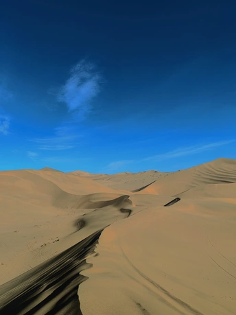 沙漠中的沙丘在蓝天下