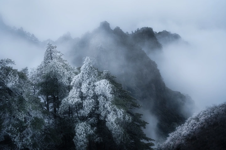 雾凇下的黄山一角